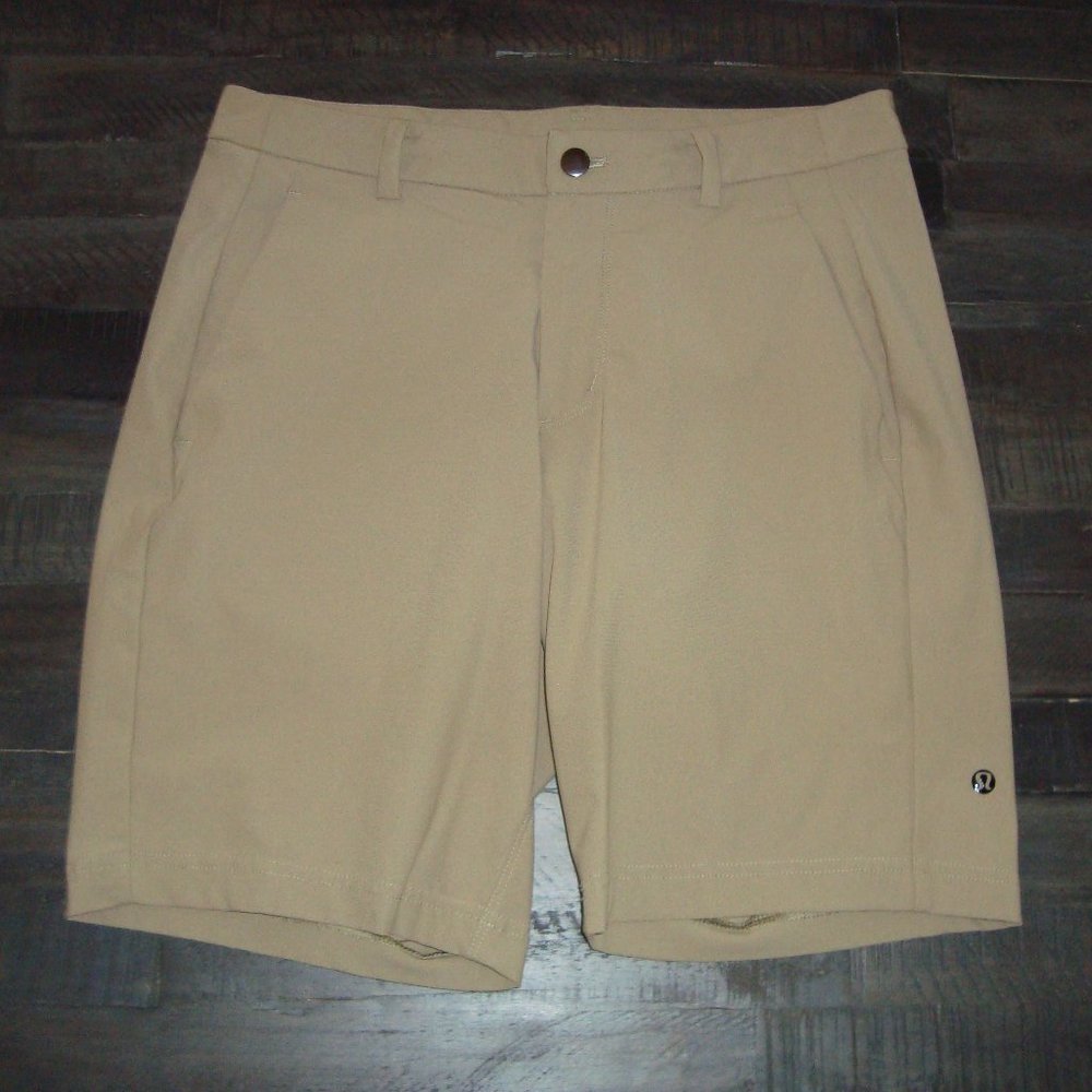 MENS LULULEMON COMMISION KHAKI SHORTS SIZE 32
